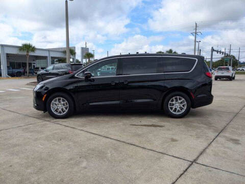 2027 Chrysler Pacifica Select