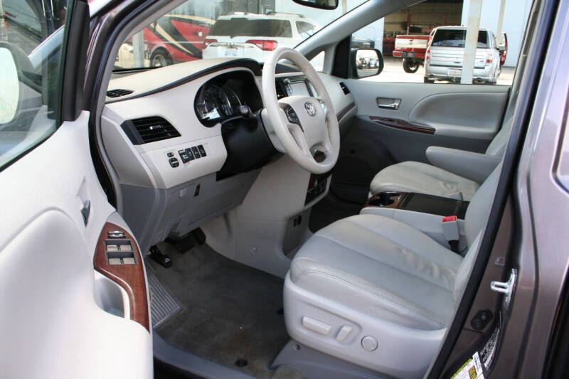 2014 Toyota Sienna XLE 7-Passenger