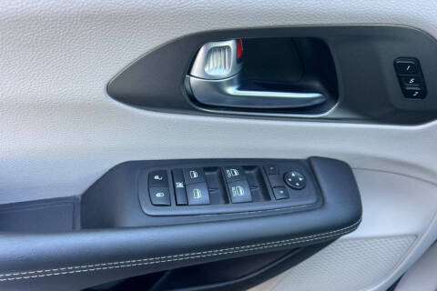 2024 Chrysler Pacifica Plug-In Hybrid Select
