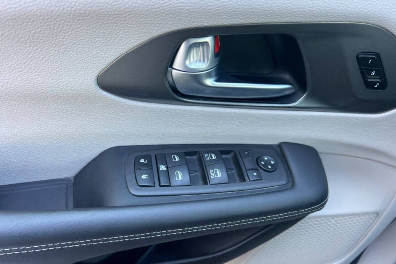 2024 Chrysler Pacifica Plug-In Hybrid Select
