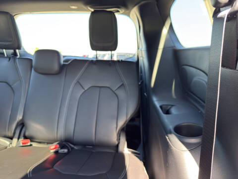 2027 Chrysler Pacifica Select