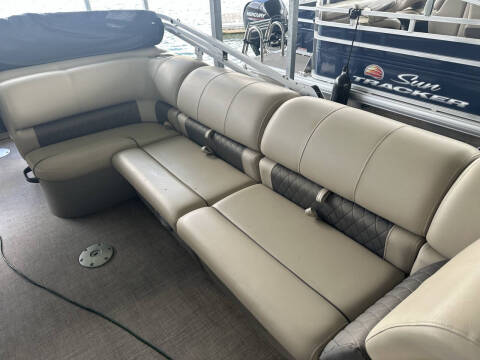2022 Sun Tracker 24 DLX