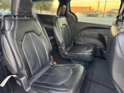 2025 Chrysler Pacifica Select