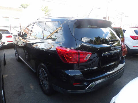 2017 Nissan Pathfinder SV