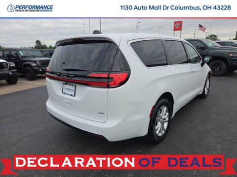2027 Chrysler Pacifica Select