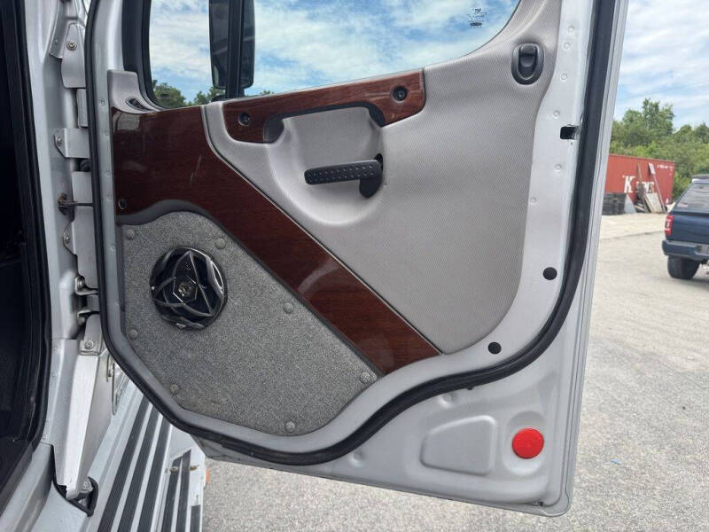 2005 Freightliner M2 106