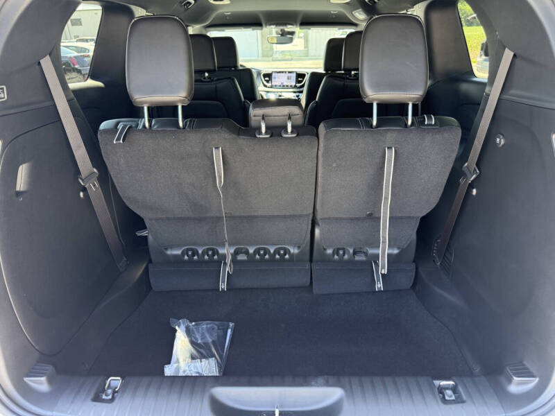 2027 Chrysler Pacifica Select