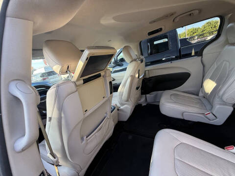 2017 Chrysler Pacifica Touring-L Plus