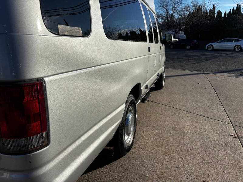 2005 Ford Econoline Wagon XL photo 17