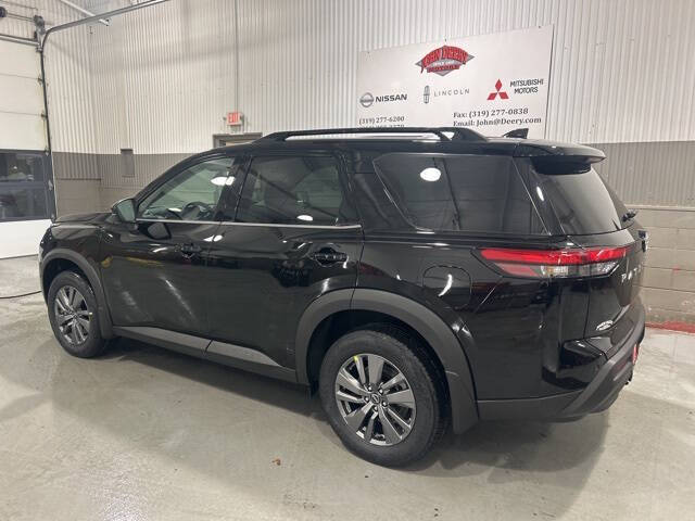 2025 Nissan Pathfinder SV