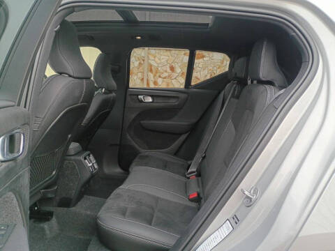 2025 Volvo XC40 B5 Plus Dark Theme