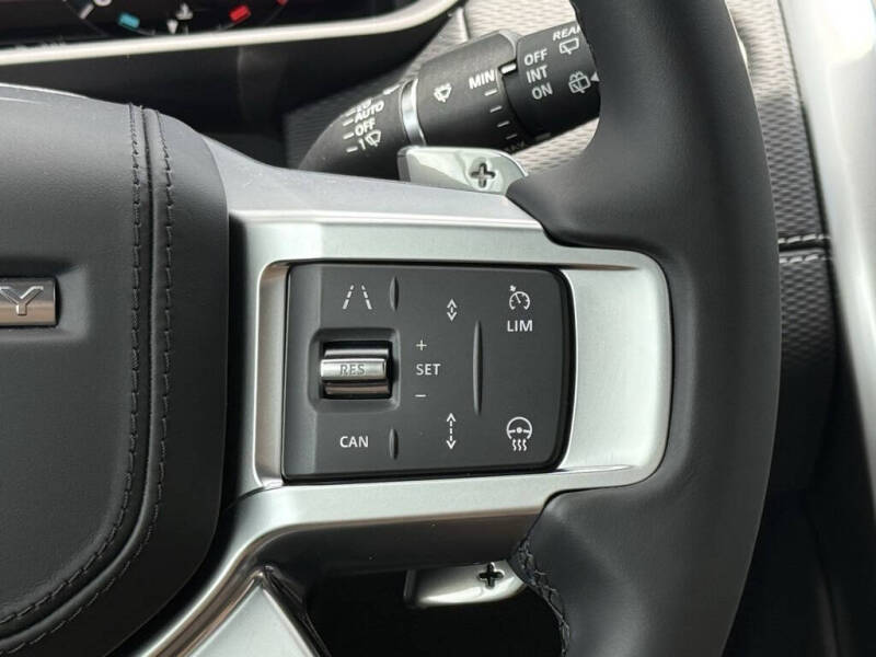 2025 Land Rover Discovery P300 Dynamic SE