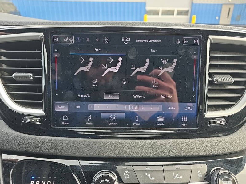 2025 Chrysler Pacifica Select