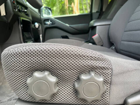 2011 Nissan Pathfinder LE