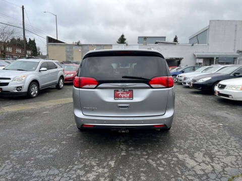 2017 Chrysler Pacifica Touring-L Plus