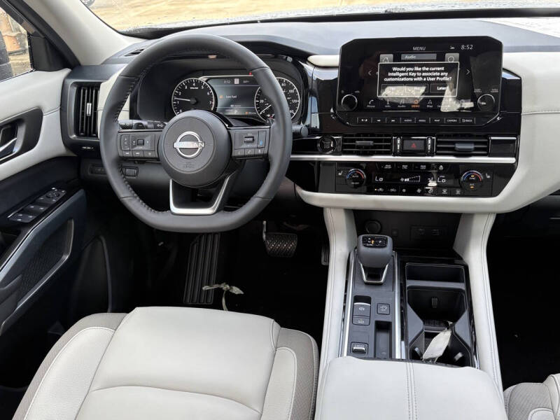 2025 Nissan Pathfinder SL