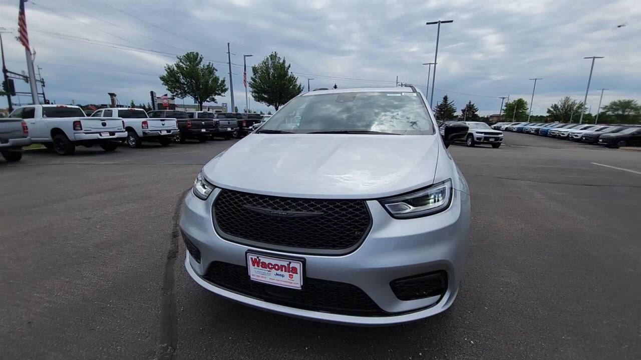 2024 Chrysler Pacifica for sale at Victoria Auto Sales in Victoria, MN