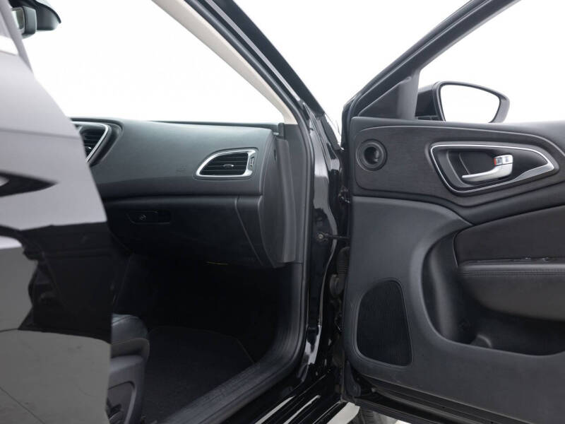 2017 Chrysler 200 Limited Platinum