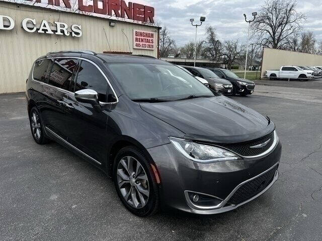 Gray 2017 Chrysler Pacifica Limited Limited 4dr Mini-Van 1