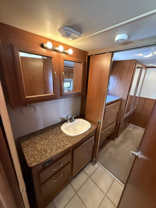 2010 Fleetwood RV Bounder 30’ Double Slide!!!