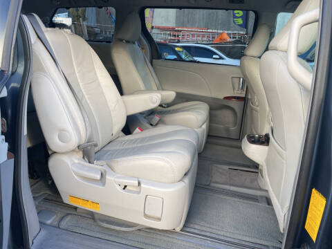 2014 Toyota Sienna XLE 7-Passenger