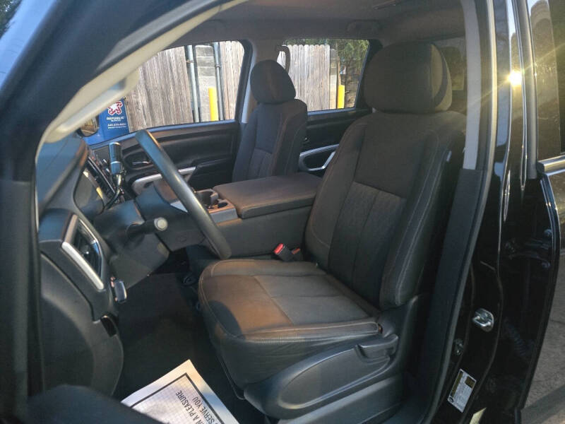 2017 Nissan Titan SV