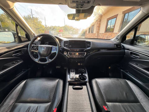 2019 Honda Pilot Touring w/Rear Captain's Chairs