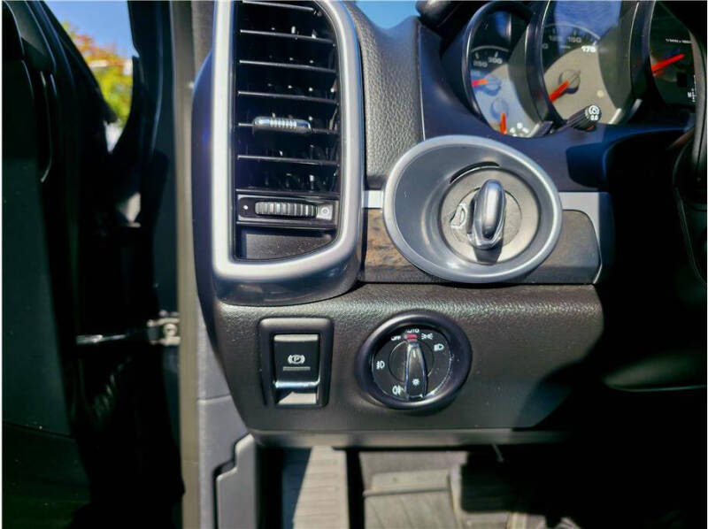 2017 Porsche Cayenne Platinum Edition