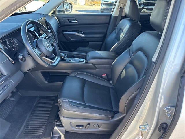 2022 Nissan Pathfinder SL