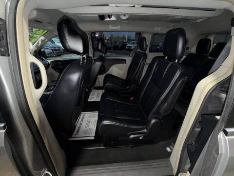 2016 Chrysler Town and Country Touring
