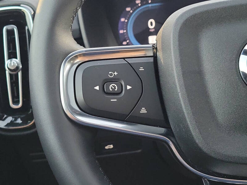 2023 Volvo XC40 B5 Plus Dark Theme