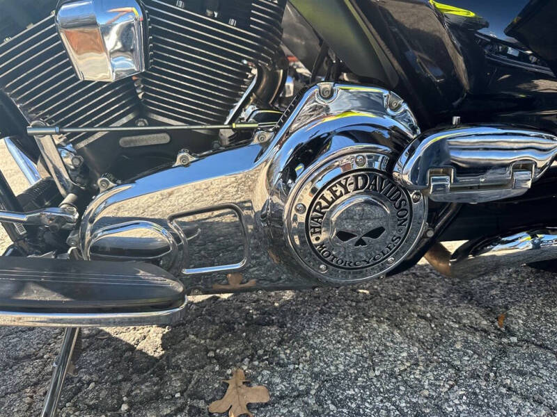 2011 Harley-Davidson FLHX -