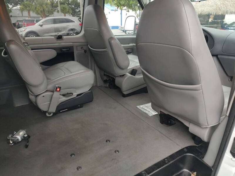 2005 Ford E-Series E-150 Chateau