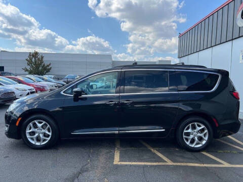 2017 Chrysler Pacifica Touring-L