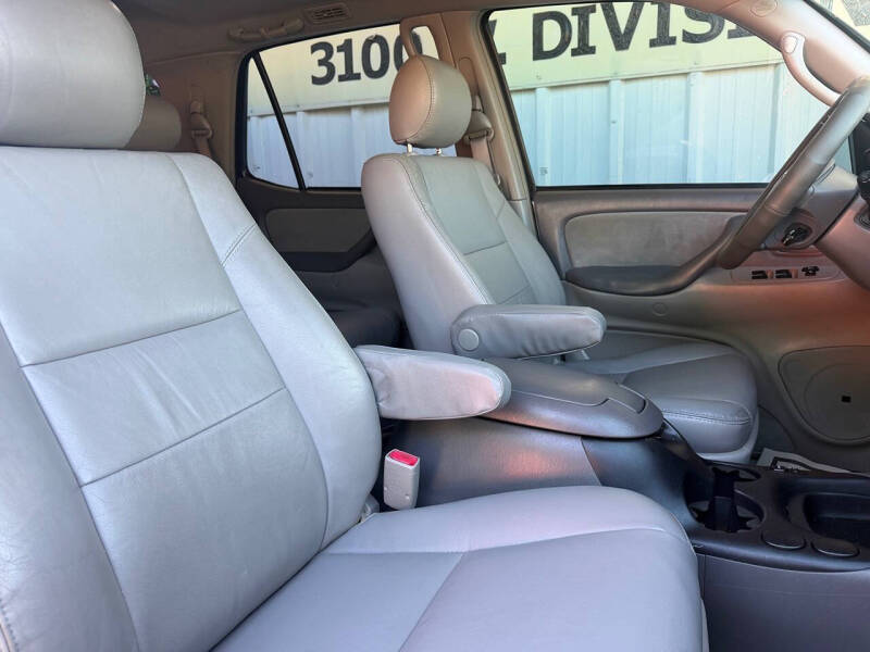 2005 Toyota Sequoia SR5