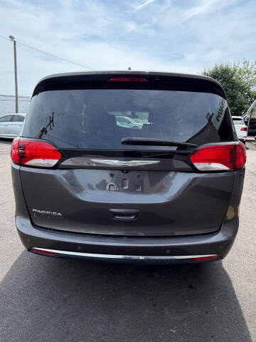 2017 Chrysler Pacifica Touring-L