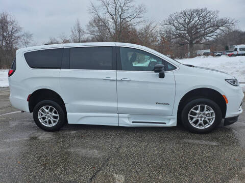 2024 Chrysler Pacifica Touring