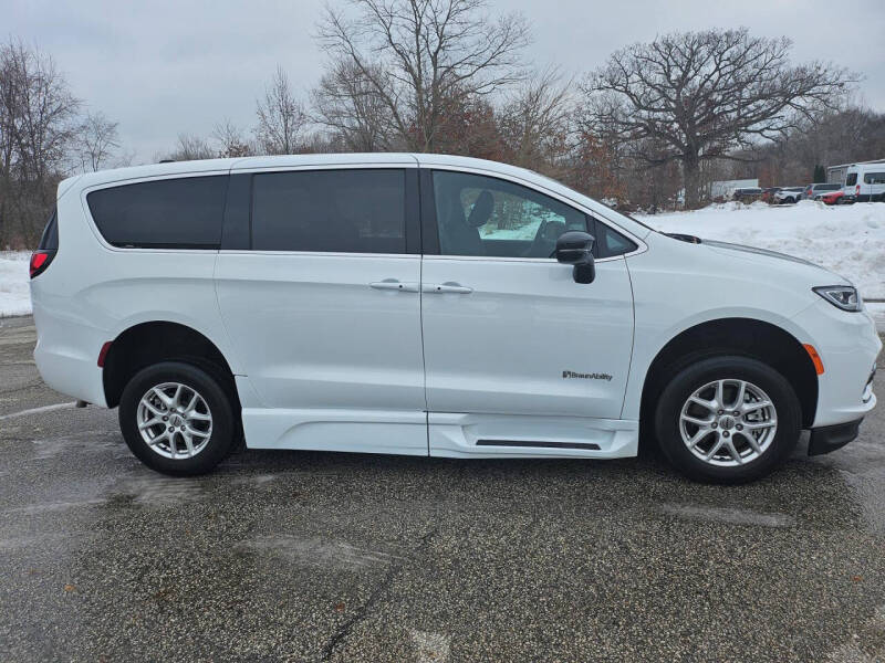 2024 Chrysler Pacifica Touring