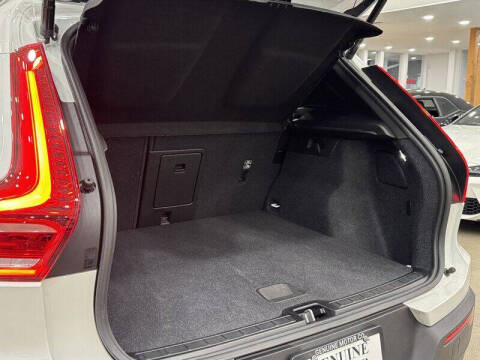 2025 Volvo XC40 B5 Core Bright Theme