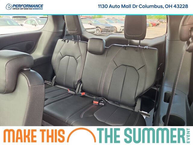 2027 Chrysler Pacifica Select