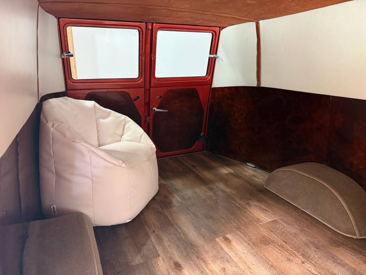 1966 Ford Econoline Supervan 31