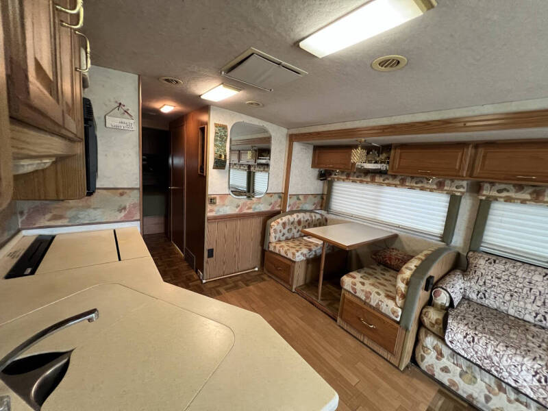 2000 Winnebago Adventurer