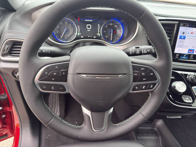 2027 Chrysler Pacifica Select