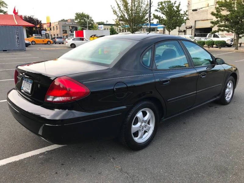 2006 Ford Taurus SE