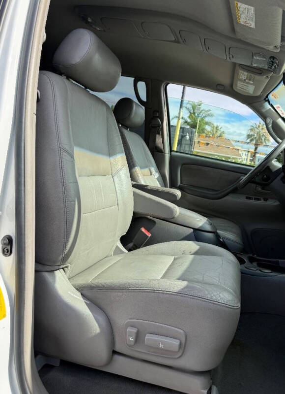 2004 Toyota Sequoia SR5