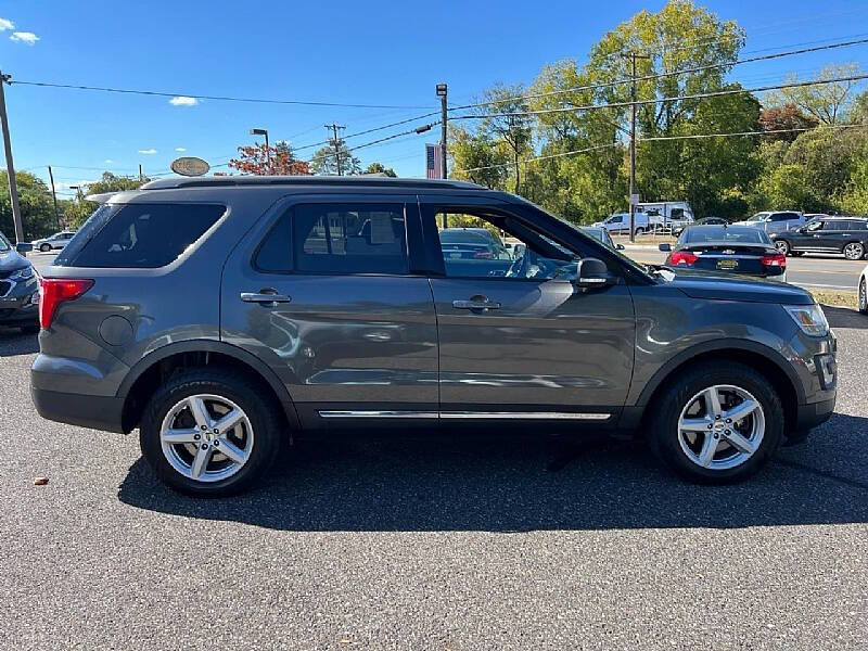 2017 Ford Explorer XLT photo 12