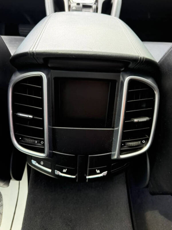 2017 Porsche Cayenne Platinum Edition