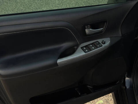 2017 Toyota Sienna SE 8-Passenger