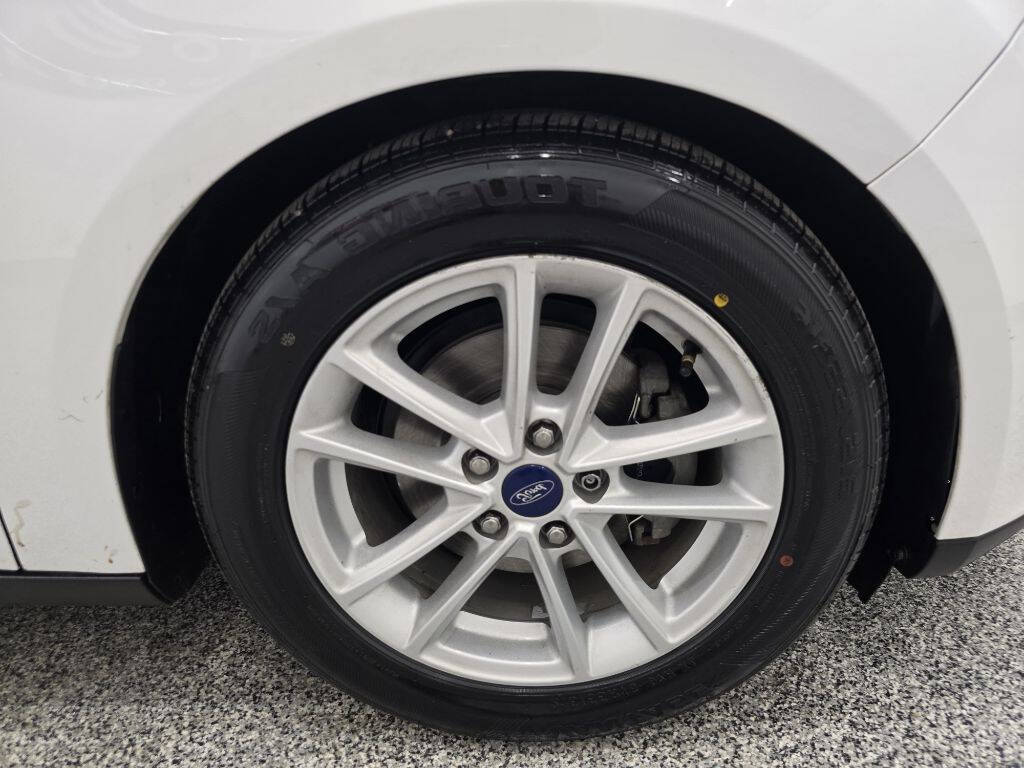 White 2017 Ford Focus SE SE 4dr Sedan 33