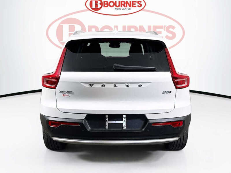 2025 Volvo XC40 B5 Core Bright Theme